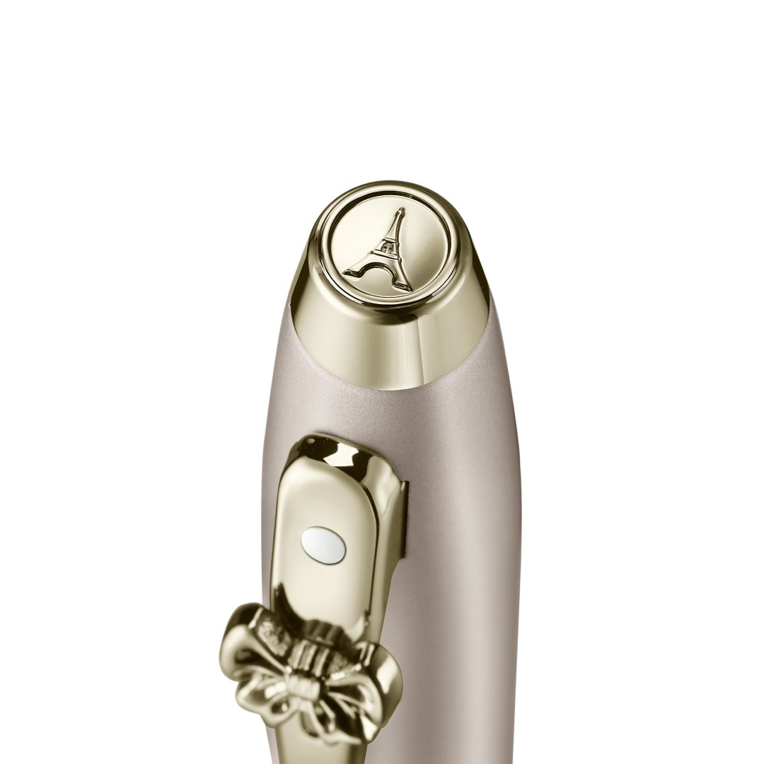 Sheaffer 100 Emily in Paris 9377 Champagne Gold Fountain Pen with Champagne Gold Trims and Bow-Shaped Clip Emblem cap close up
