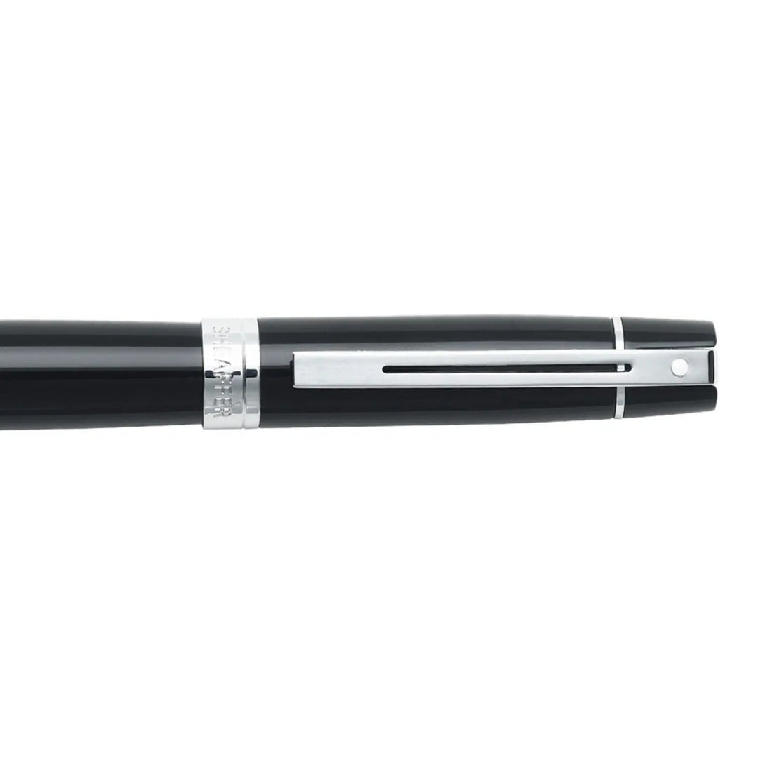 Sheaffer 300 Glossy Black Fountain Pen With Chrome Trims clip details