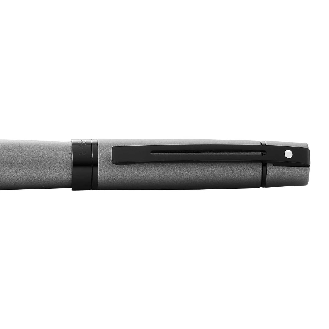 Sheaffer 300 Matte Gray Fountain Pen With Black Trims clip details