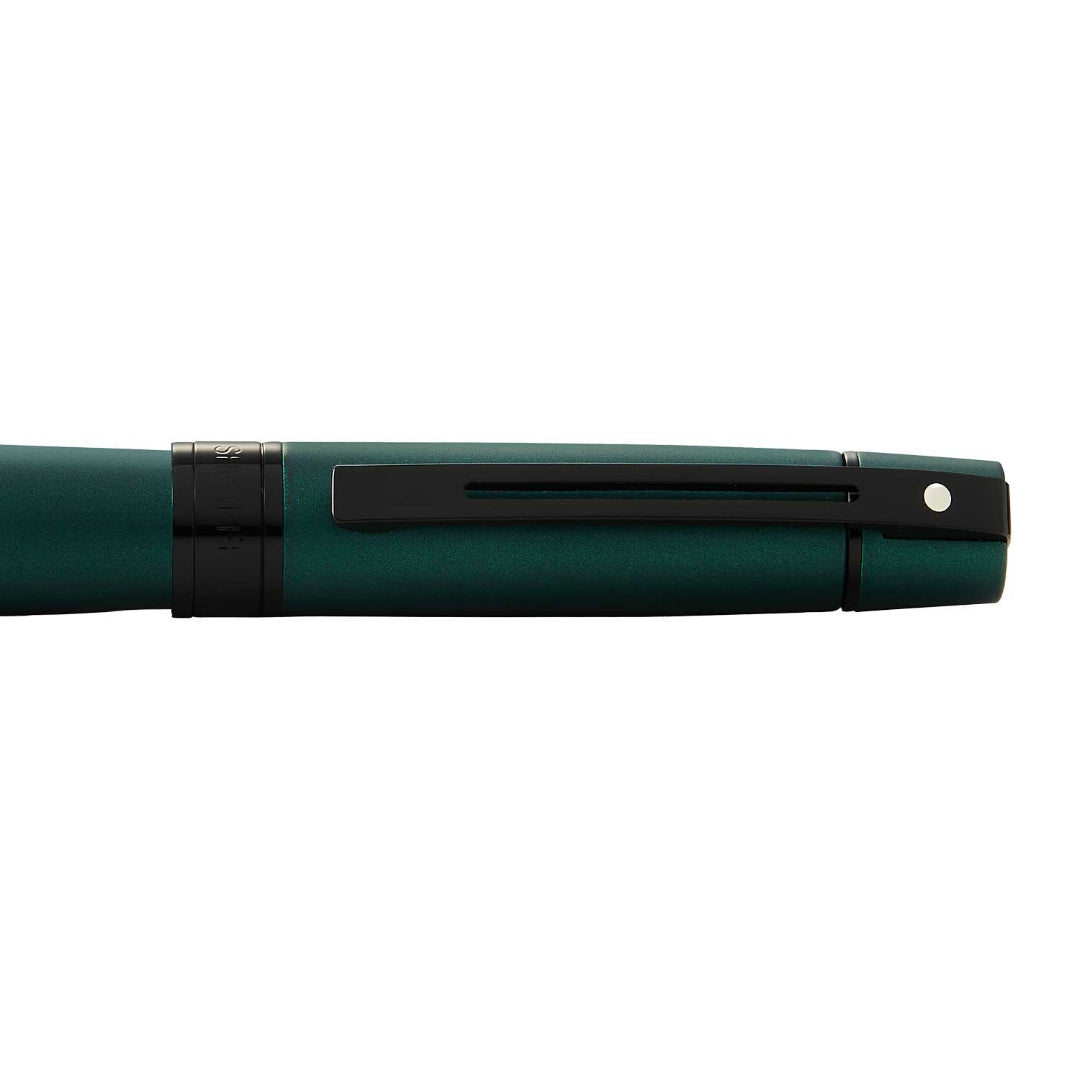 Sheaffer 300 Matte Green Fountain Pen With Black Trims clip details